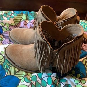 Suede boots with fringe